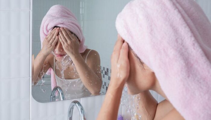 Apakah Mencuci Wajah Dua Kali Sehari Penting? Ini Jawaban Dokter Kulit yang Lengkap
