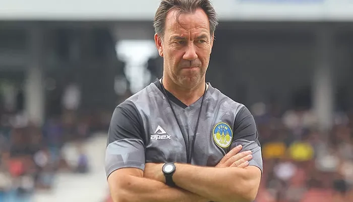 Pernah Bekerja Sama, Pelatih PSIM Komentari Isu Van Bronckhorst Jadi Pelatih Timnas Indonesia