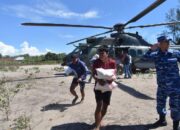 TNI Turunkan Bantuan Beras untuk Korban Banjir dari Helikopter