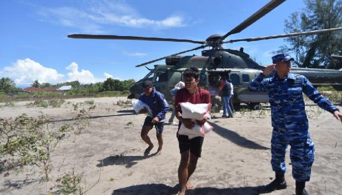 TNI Turunkan Bantuan Beras untuk Korban Banjir dari Helikopter