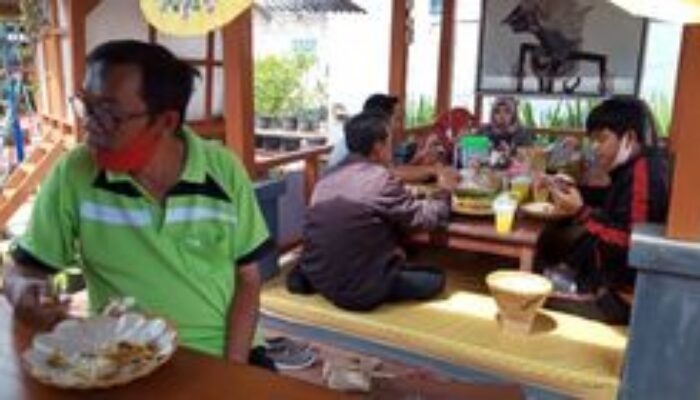 RM Dapur Cimuncang: Santapan Nusantara di Nuansa Saung yang Menggugah Selera