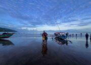 Pemandangan pagi indah di Pantai Pananjung, destinasi wisata andalan Pangandaran