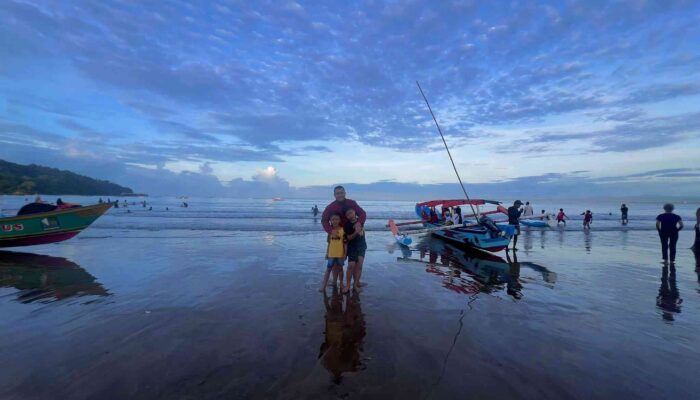 Pemandangan pagi indah di Pantai Pananjung, destinasi wisata andalan Pangandaran