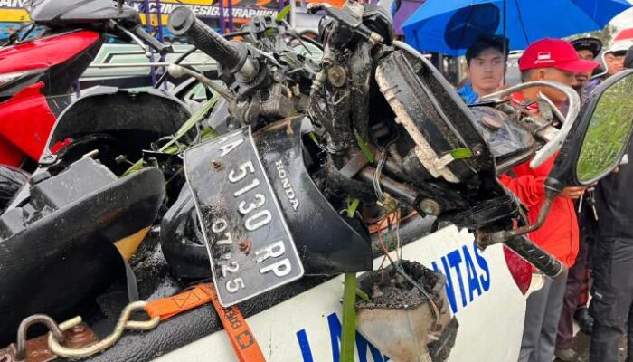 Rem blong, sopir truk tewas terjepit kabin, tabrak 2 mobil dan 3 motor di turunan Kertek Wonosobo