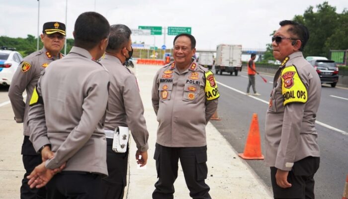 Kapolda Jabar Pantau Tol Jakarta-Cikampek dan Pos Pengamanan Karawang Saat Libur Nataru 2025