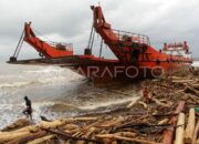 Sebelum banjir bandang, kapal tongkang kayu Mentawai terdampar di Lampung