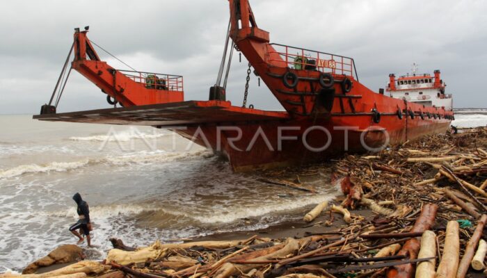 Sebelum banjir bandang, kapal tongkang kayu Mentawai terdampar di Lampung