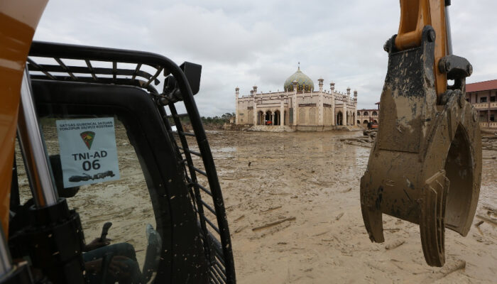 Pembersihan Limbah Kayu Banjir Sumatra Berlanjut, Buka Akses Jalan Ditekankan