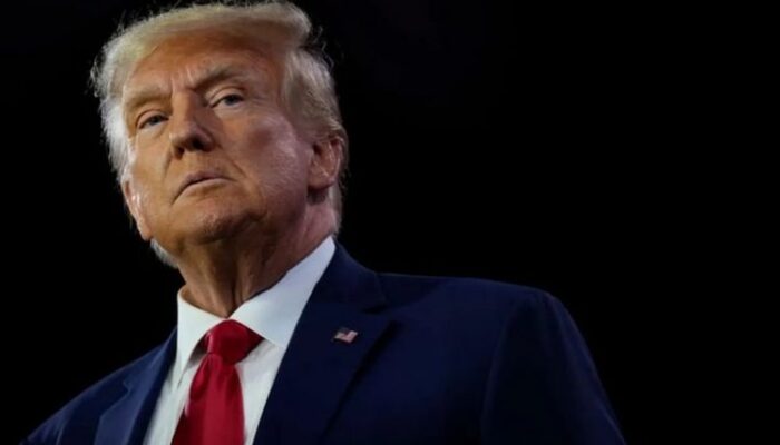 Trump Menolak Minta Maaf atas Video Rasial Terhadap Obama dan Istrinya