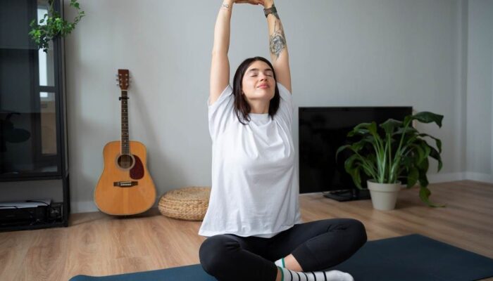 5 Gerakan Ringan untuk Mengurangi Nyeri Sendi Saat Puasa